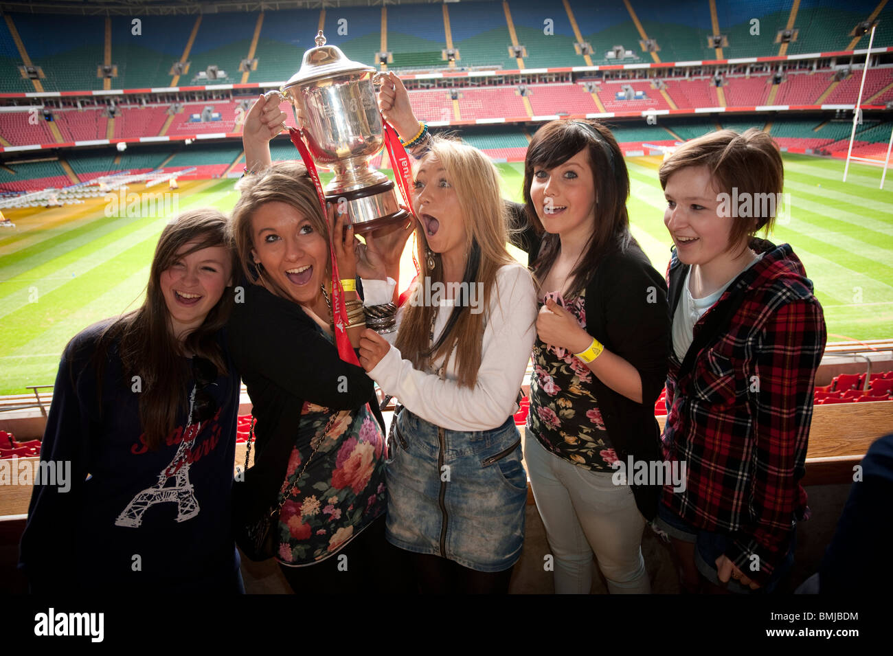 Un groupe d'adolescentes se rendant sur le Wales Millennium Centre, Cardiff, la capitale du Pays de Galles, Royaume-Uni Banque D'Images