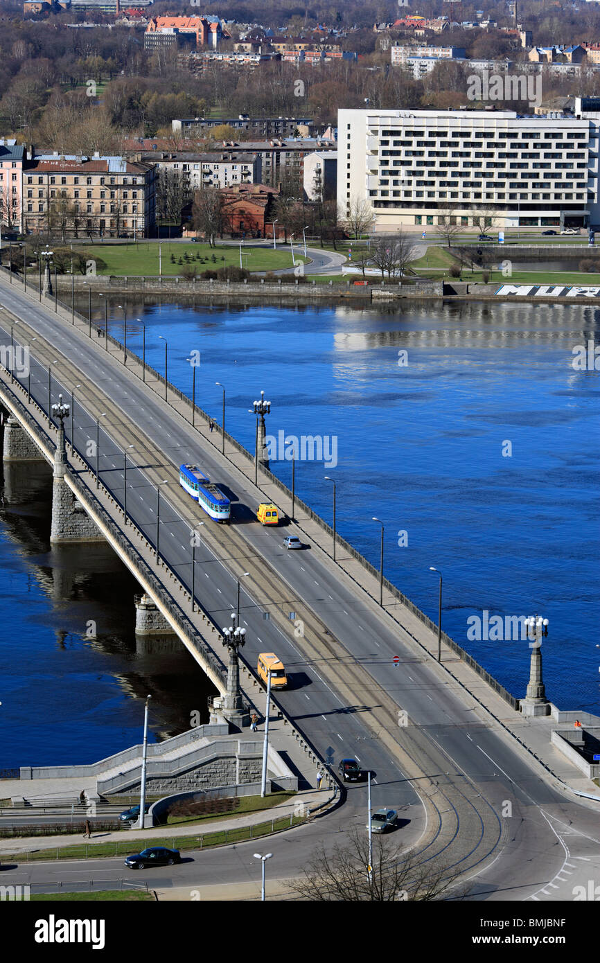 Pont sur la rivière Daugava moderne, Riga, Lettonie Banque D'Images