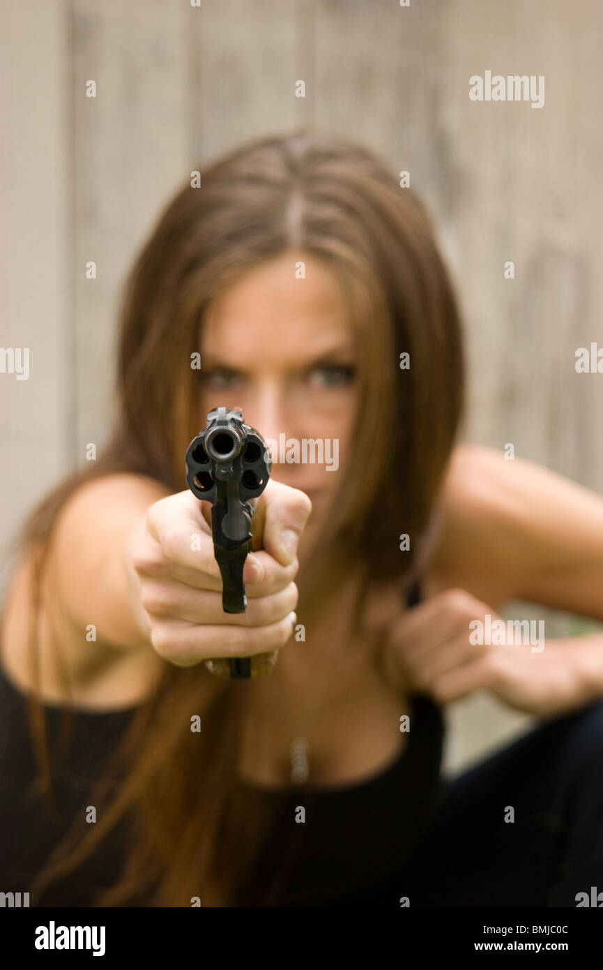 Belle femme détient 38 Revolver Spécial Banque D'Images