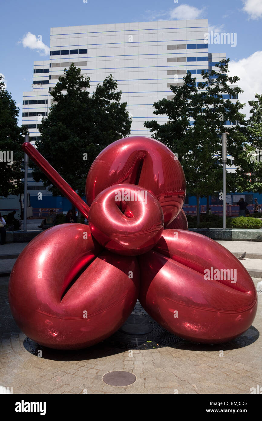 Balloon Flower (rouge) sculpture de Jeff Koons, Manhattan, New York City Banque D'Images