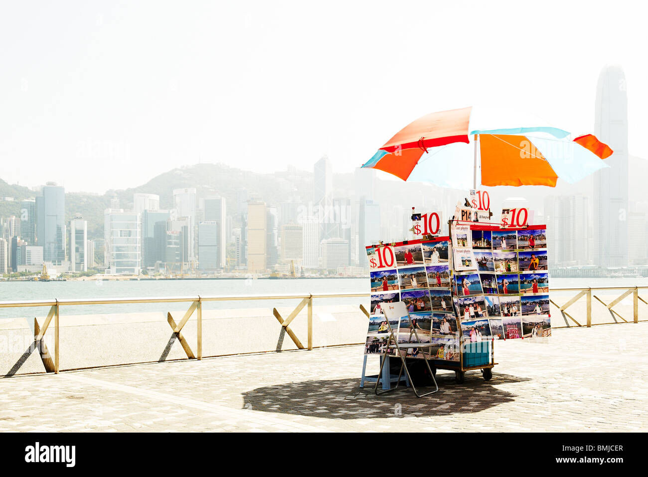 Instant photo panier est sans surveillance au bord de l'île de Hong Kong, un spectacle rare à un terrain très peuplées. Banque D'Images