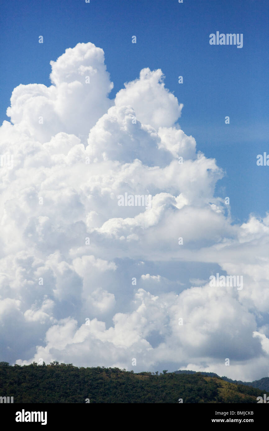 Les formations de nuages cumulus au-dessus de l'île de Busuanga dans le groupe CALAMIAN - PHILIPPINES Banque D'Images