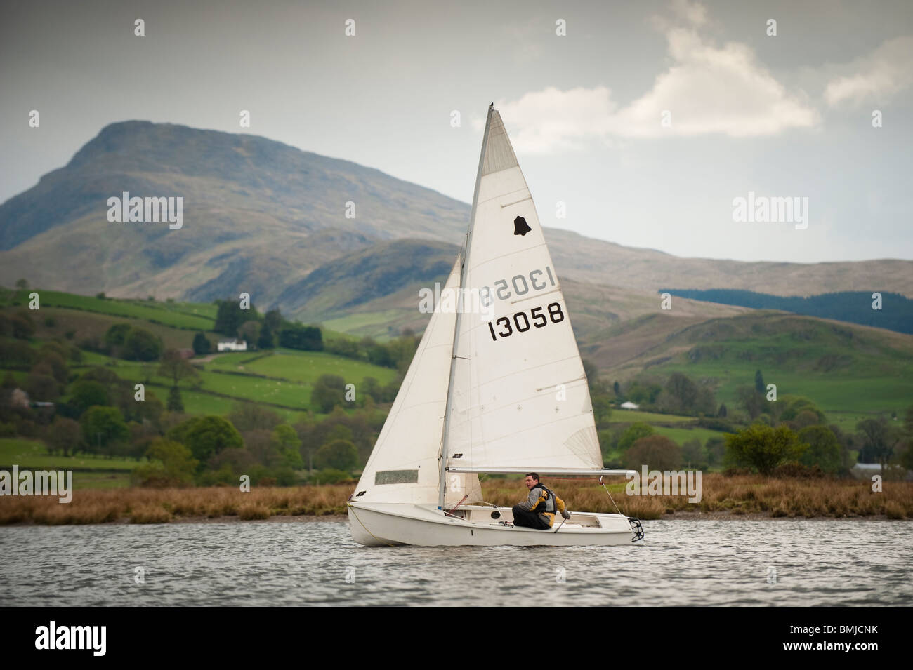 La Voile d'un petit canot à l'Urdd Outward Bound, d'un centre d'activités, Glanllyn, Bala lake, Gwynedd au nord du Pays de Galles UK Banque D'Images