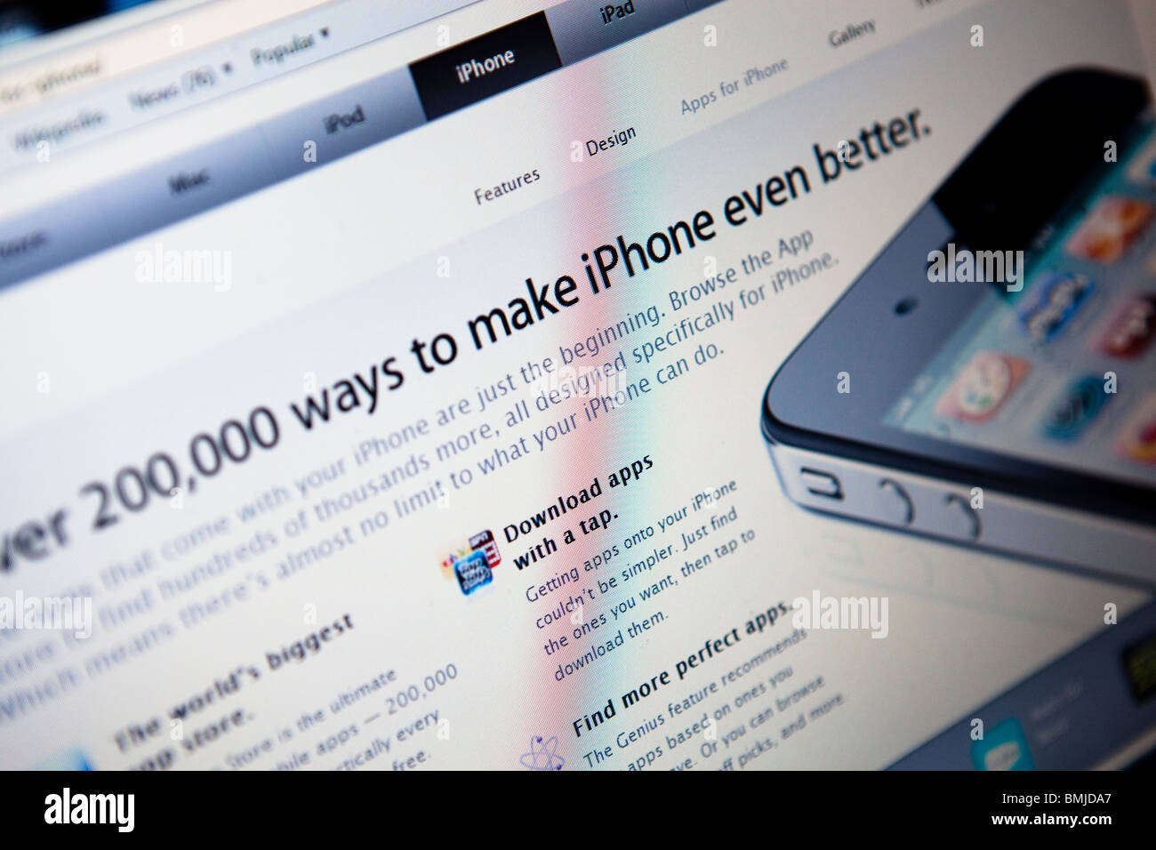 Close up d'un moniteur d'ordinateur / écran montrant l'Apple iPhone 4 le jour du lancement du site Web Banque D'Images