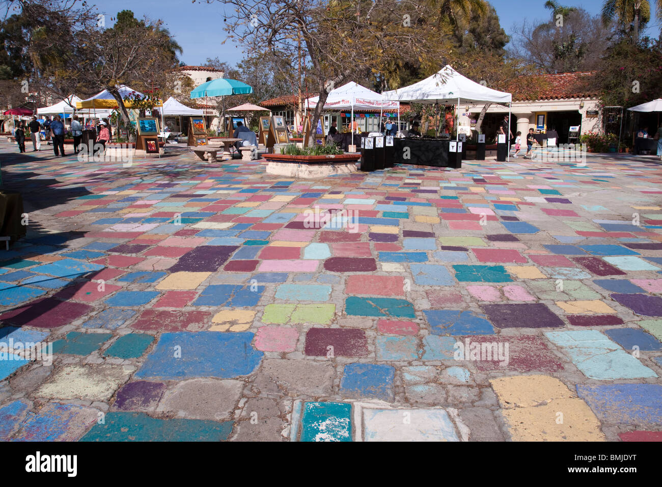Plancher dallé colorés de Spanish Village Art Center de Balboa Park, où les artistes vendent leurs beaux-arts de stands et boutiques. Banque D'Images