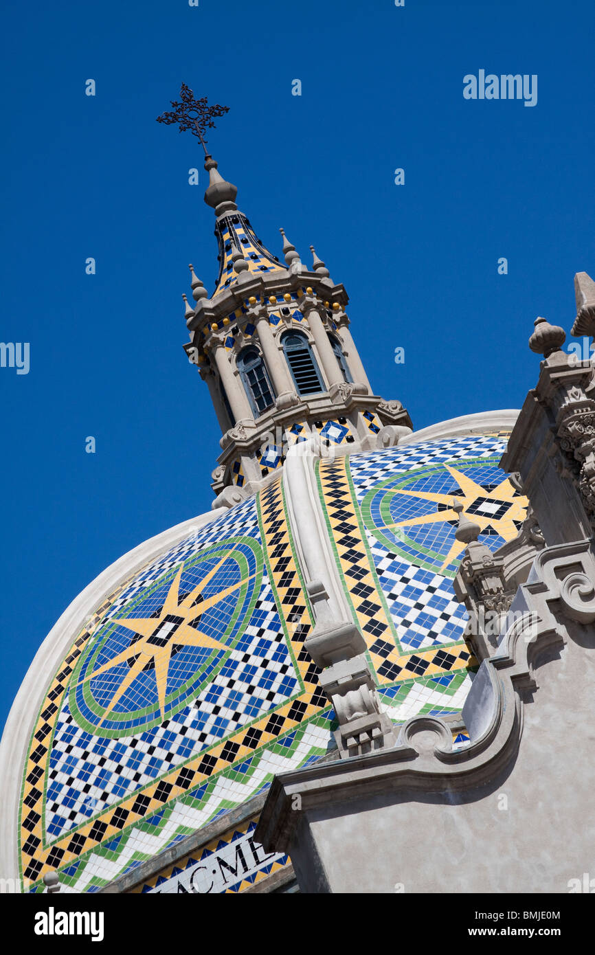 Sol carrelé mauresque et spire du dôme au-dessus du Musée de l'homme à Balboa Park, San Diego, Californie Banque D'Images