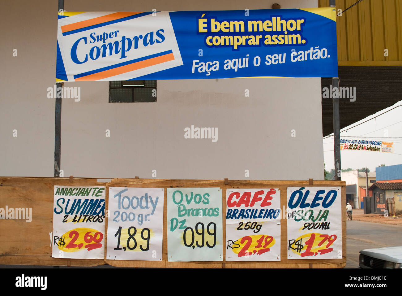 Publicité à l'entrée d'un supermarché, Poconé, état du Mato Grosso, Brésil Banque D'Images