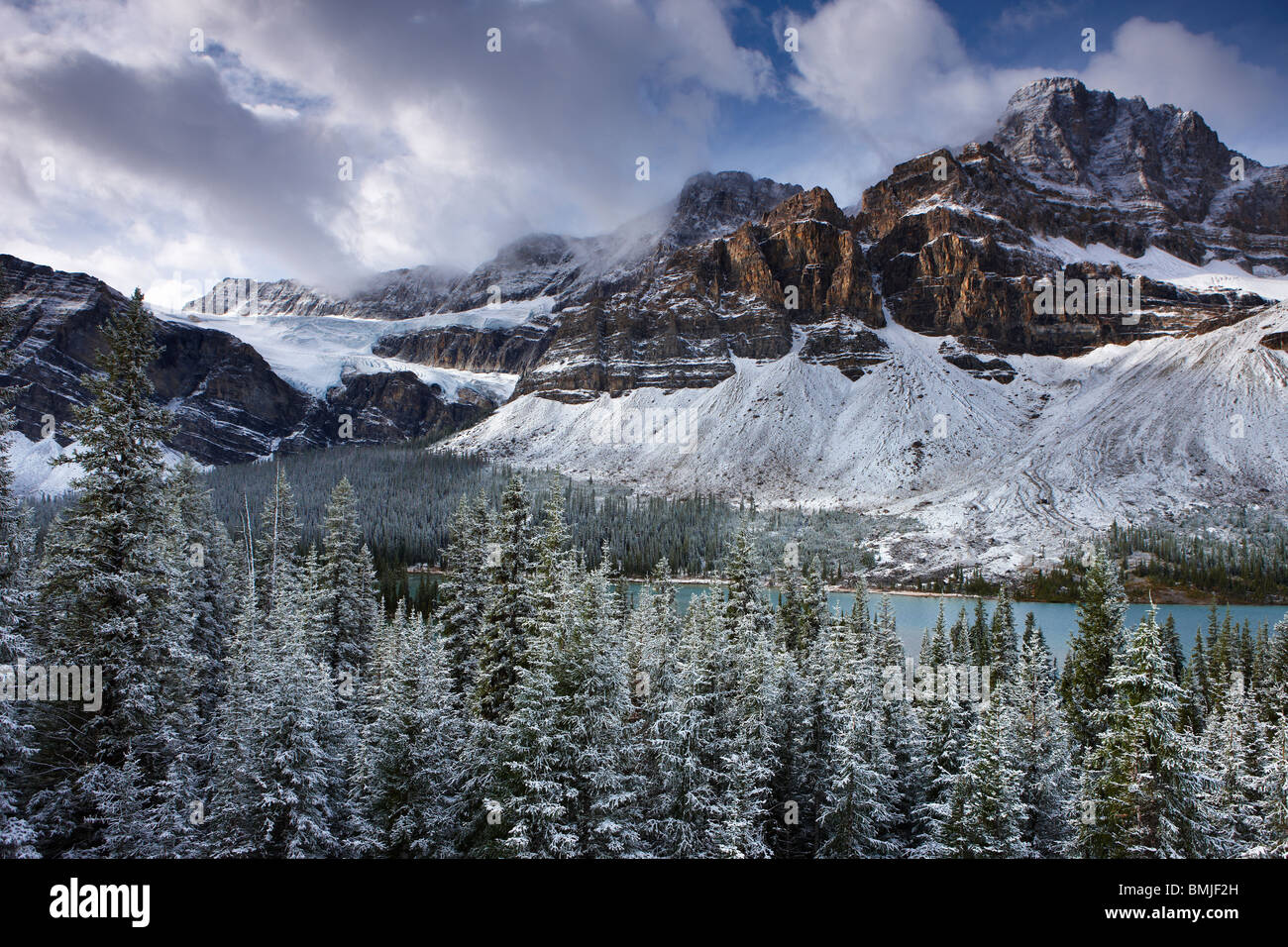 Mont Crowfoot et le Glacier Crowfoot au-dessus du lac Bow dans la neige, promenade des Glaciers, Banff National Park, Alberta, Canada Banque D'Images