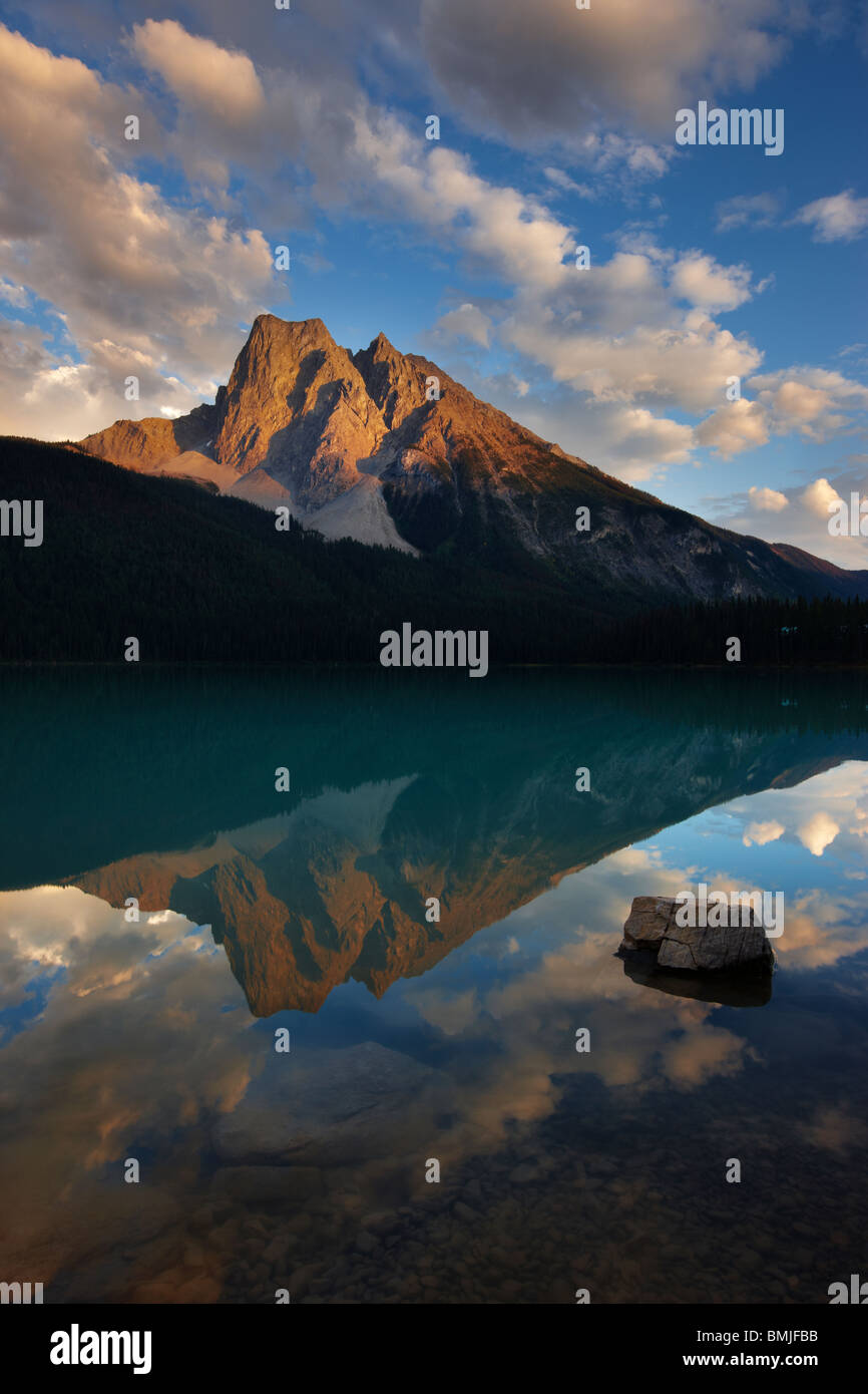 Emerald Lac au crépuscule avec le pic du Mont Burgess traduit, le parc national Yoho, Colombie-Britannique, Canada Banque D'Images