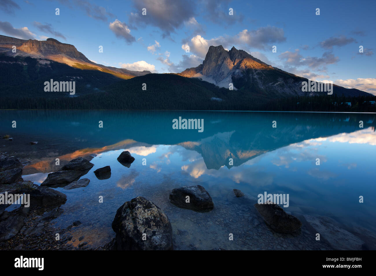 Emerald Lac au crépuscule avec le pic du Mont Burgess traduit, le parc national Yoho, Colombie-Britannique, Canada Banque D'Images