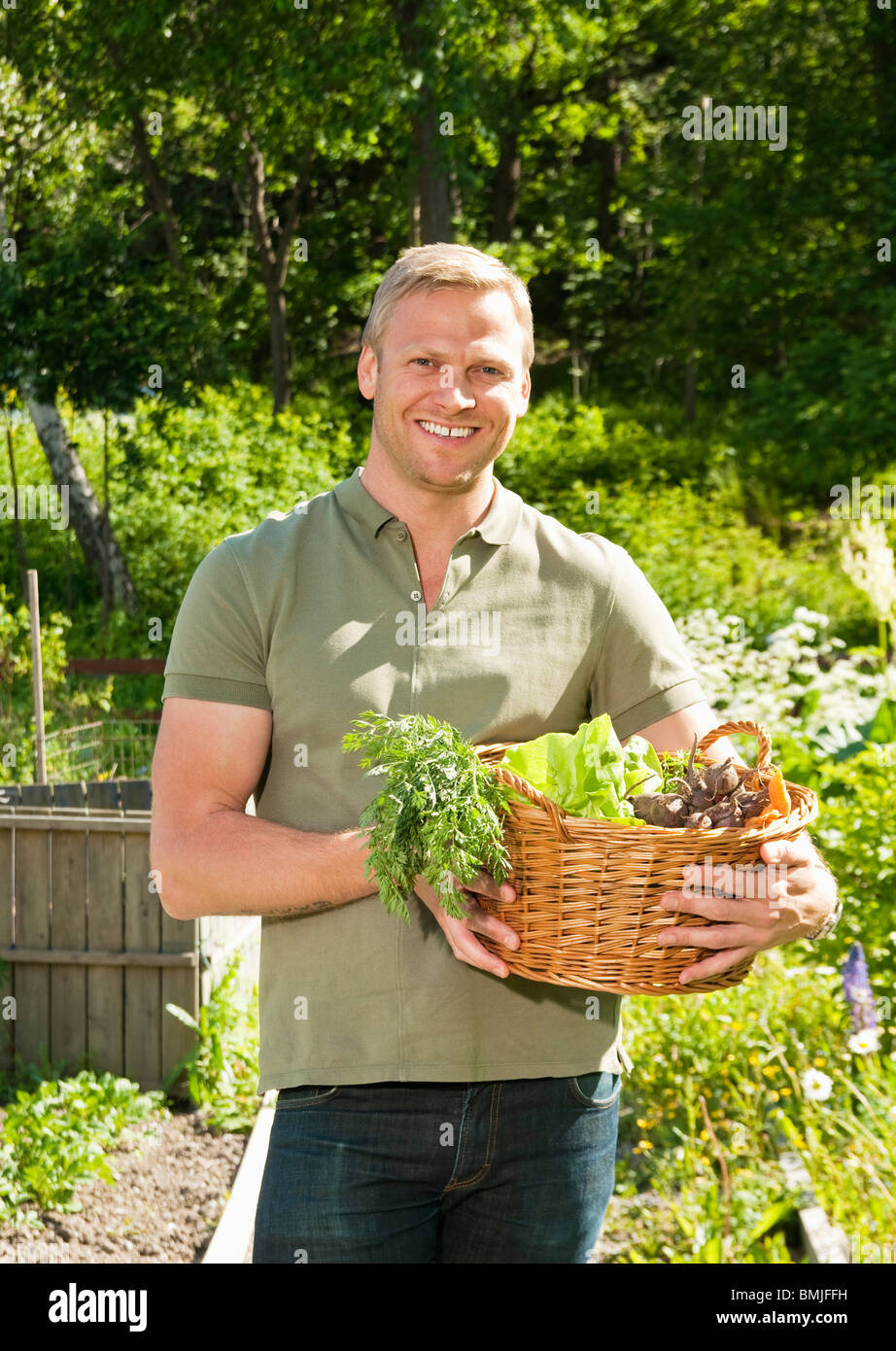 Homme heureux avec panier de légumes Banque D'Images