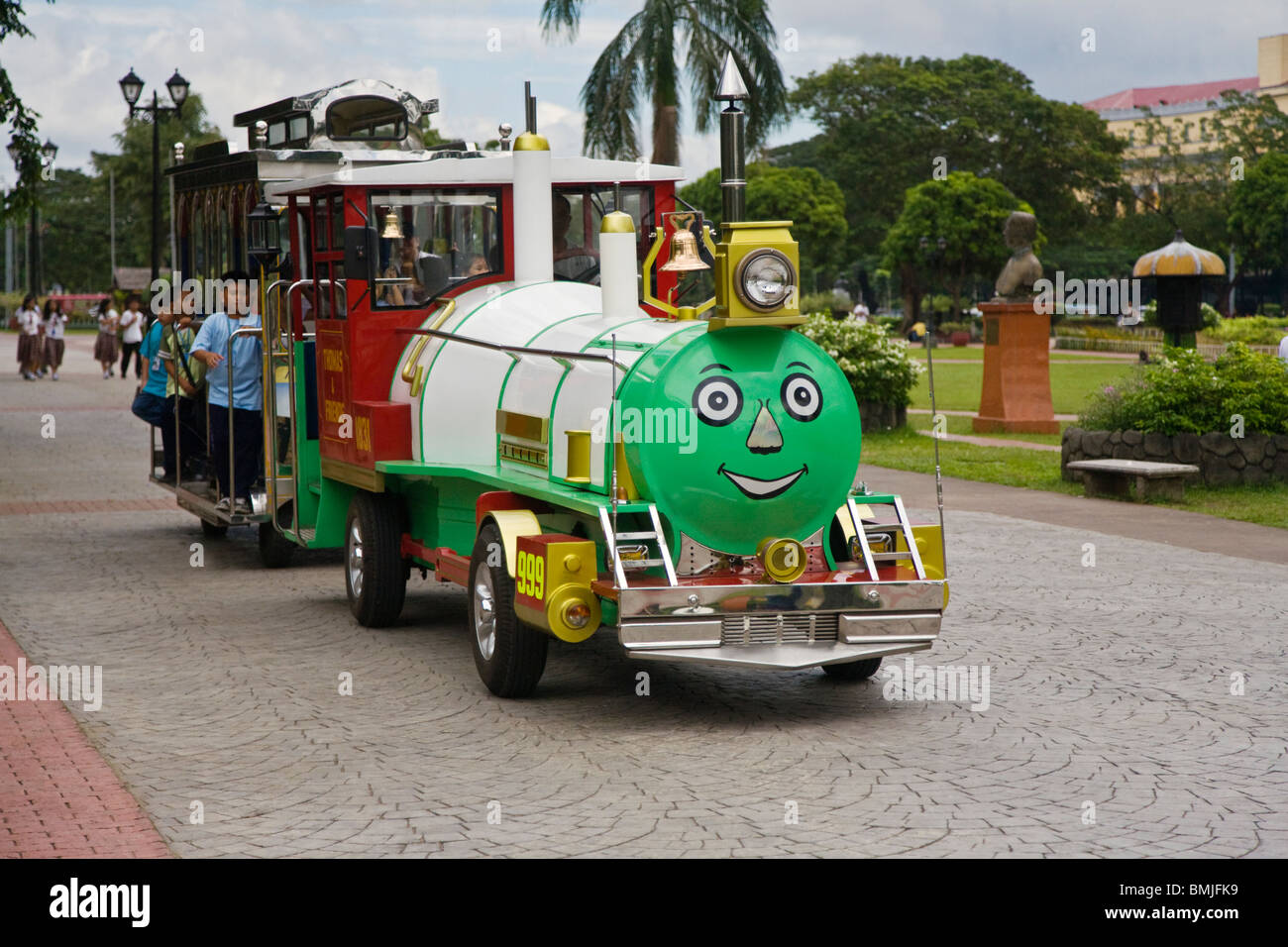 Les enfants voyagent sur THOMAS LE TRAIN À RIZAL PARK anciennement Parc Lunetta - MANILLE, PHILIPPINES Banque D'Images