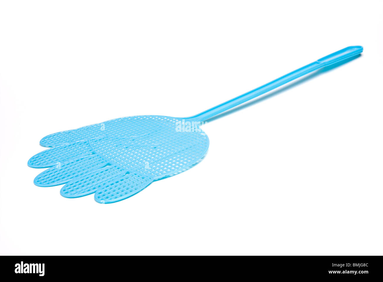 Tapette à mouche en plastique à partir de la vue faible contre isolé sur fond blanc. Banque D'Images