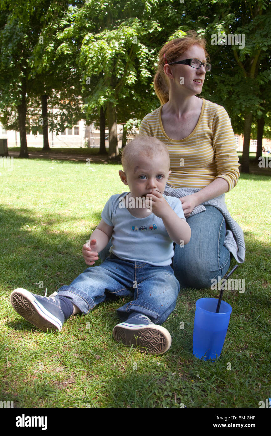 Bébé garçon d'un an et sa mère, Hampshire, Angleterre, Royaume-Uni. Banque D'Images