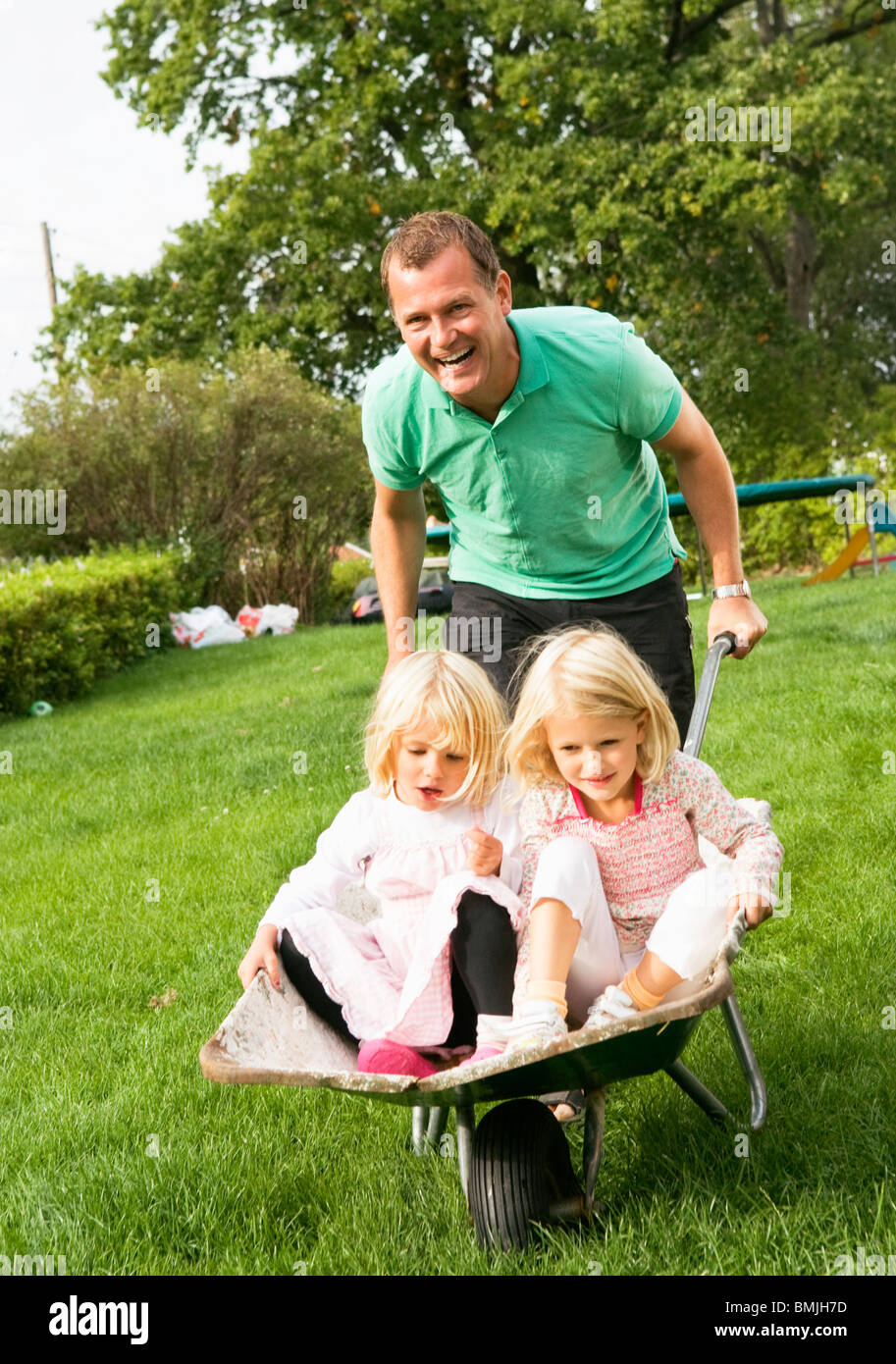 Père jouant avec ses filles Banque D'Images