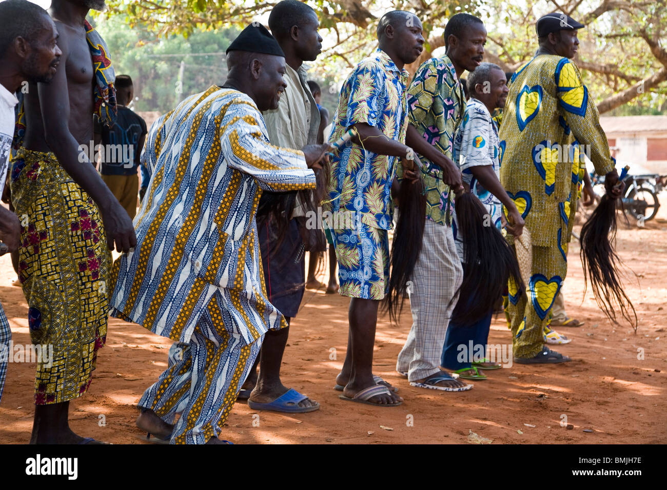 L'Afrique de l'ouest, au Bénin. Les hommes La danse de ligne avant de danse  des masques Gelede Photo Stock - Alamy