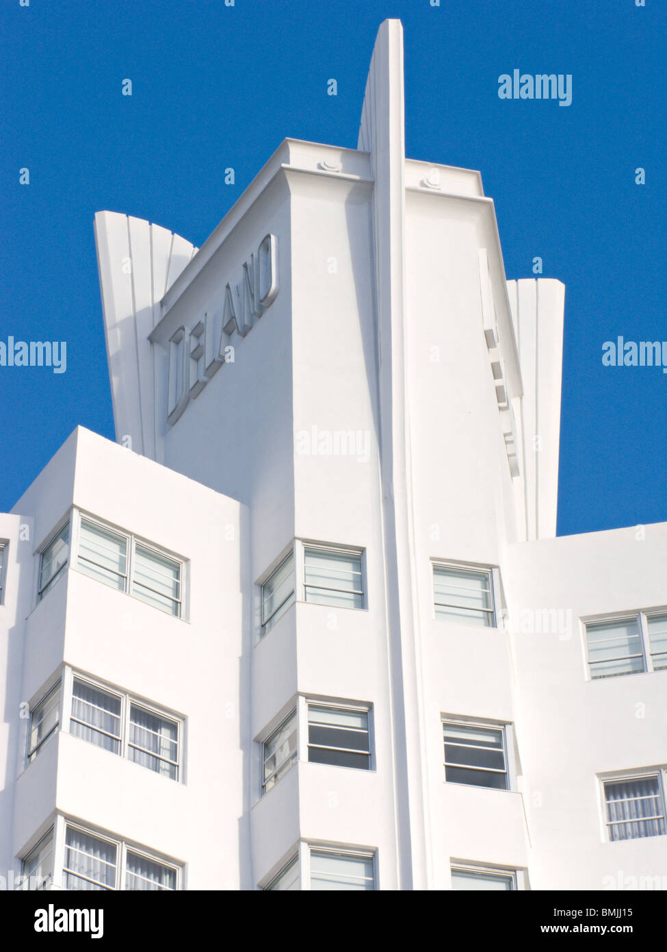 Un bâtiment blanc contre un ciel bleu, USA. Banque D'Images