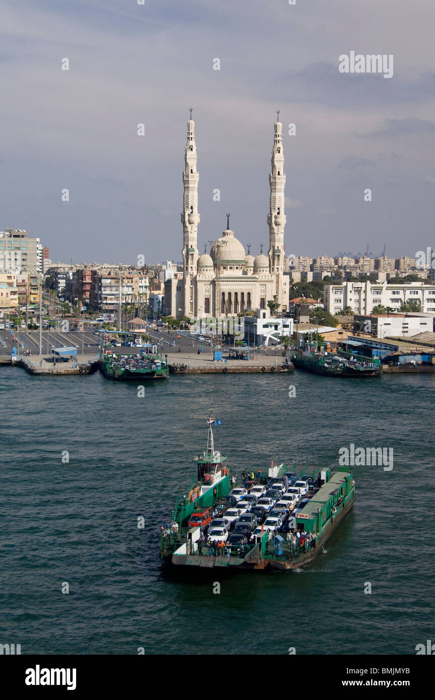 Egypte, Canal de Suez. Une vue sur le canal typique, auto ferry qui transporte les passagers de l'Aisa à l'Afrique. Banque D'Images