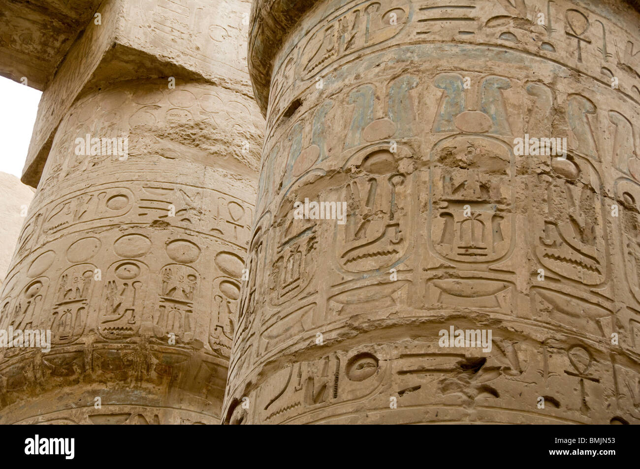 Egypte, Louxor, rive est, le Temple de Karnak. Dans les colonnes de hiéroglyphes couverts salle hypostyle avec coloration bleue d'origine. Banque D'Images