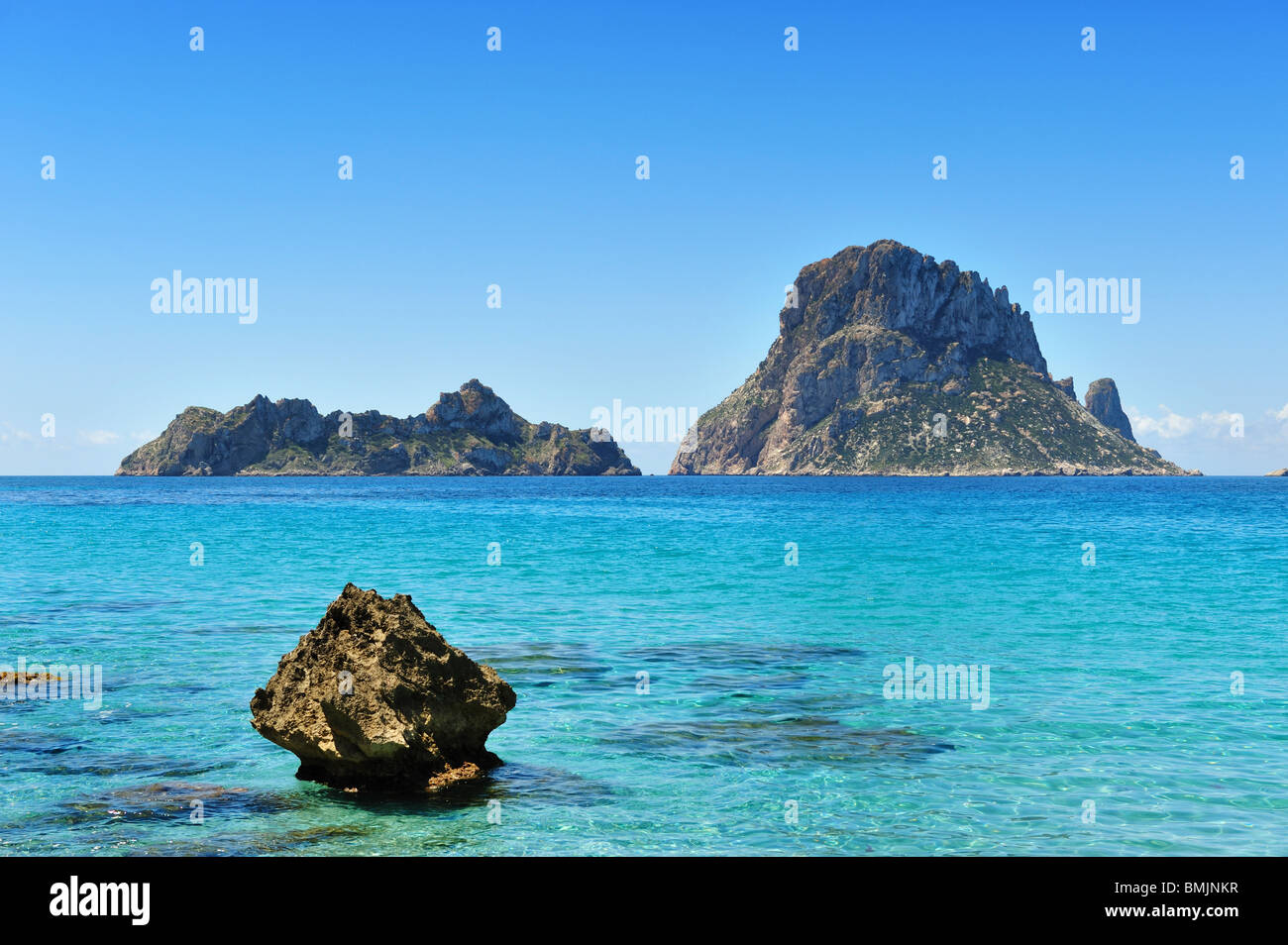 Les îles et les eaux turquoise Es Vedra Cala d'Hort Ibiza Espagne Banque D'Images