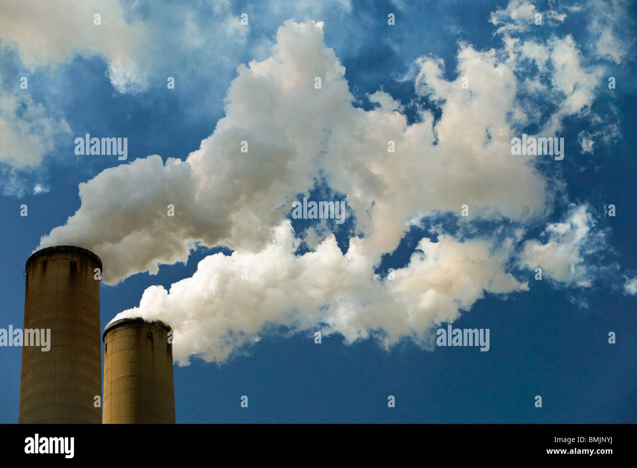 La fumée des cheminées à une centrale électrique Banque D'Images