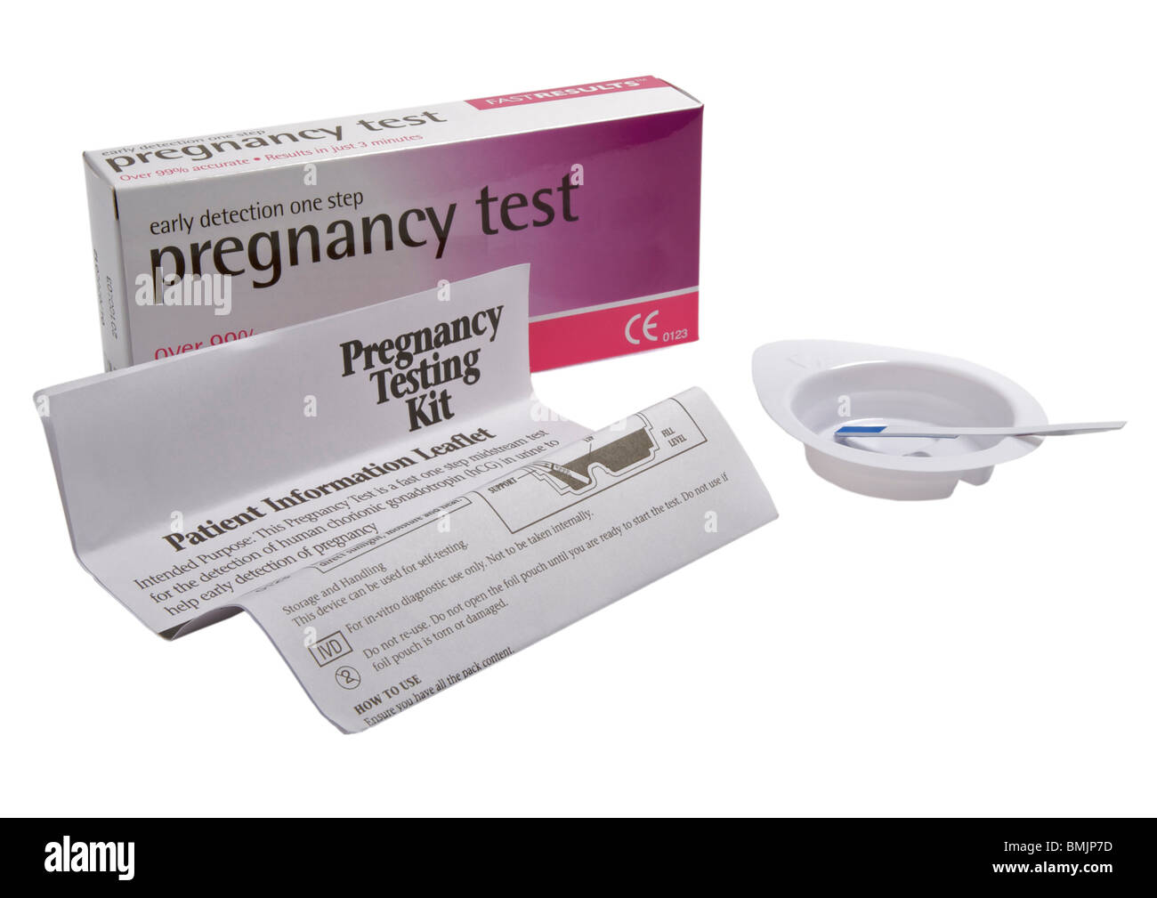 Kit de test de grossesse sur fond blanc Banque D'Images