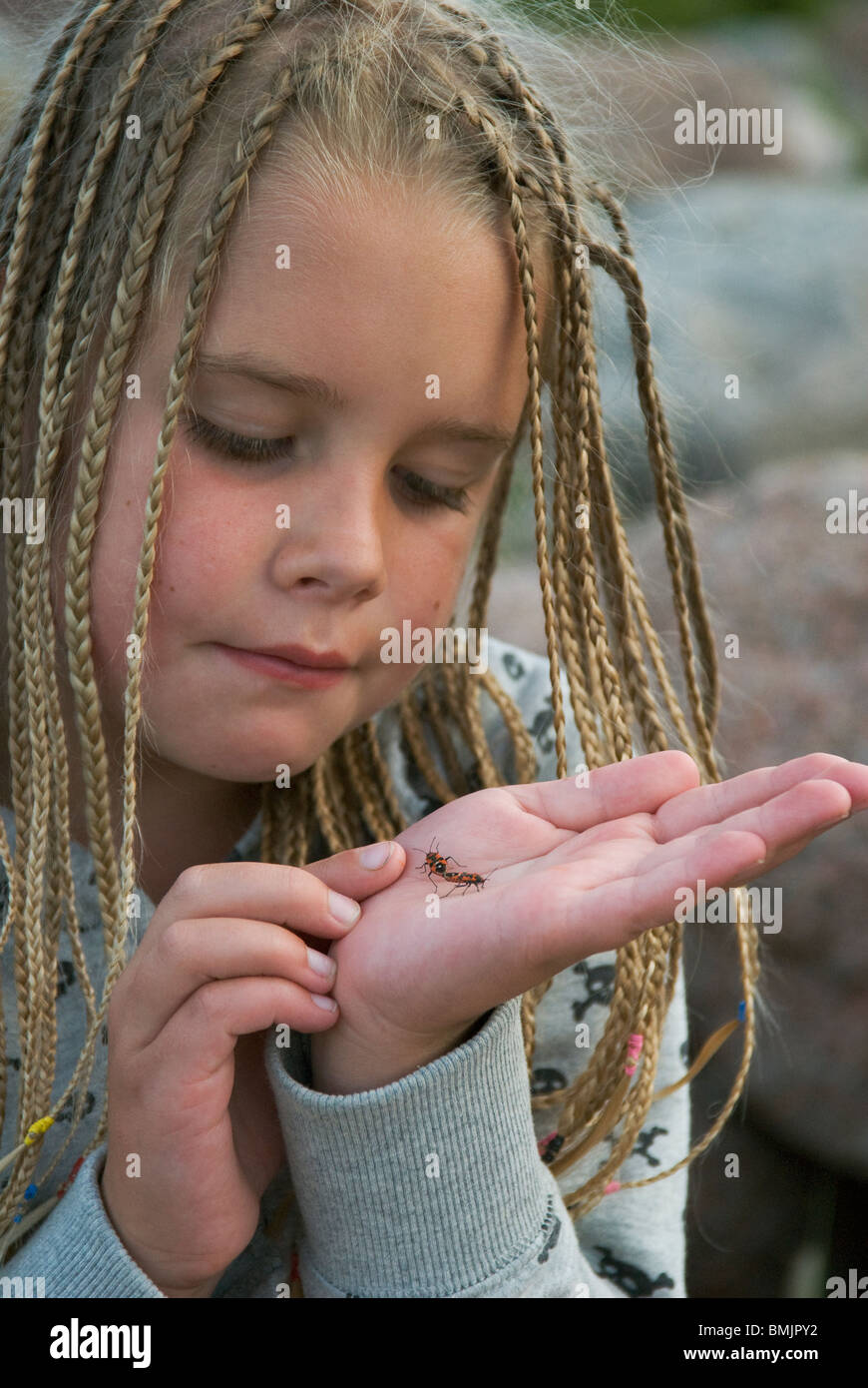 La Scandinavie, Suède, Pays-Bas, Girl (6-7) holding avec bug sur palm, close-up Banque D'Images