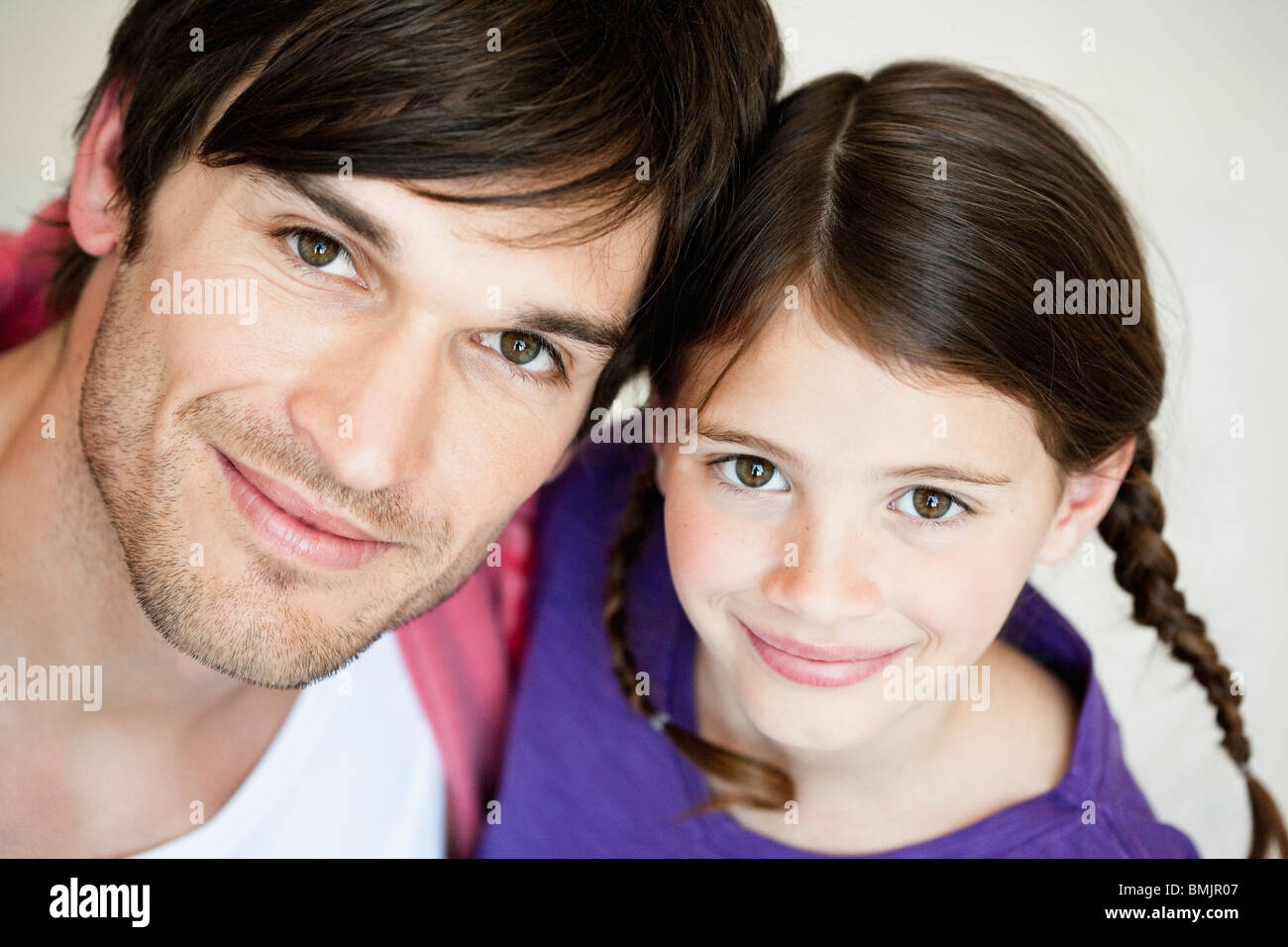 Père et fille à la à l'appareil photo Banque D'Images