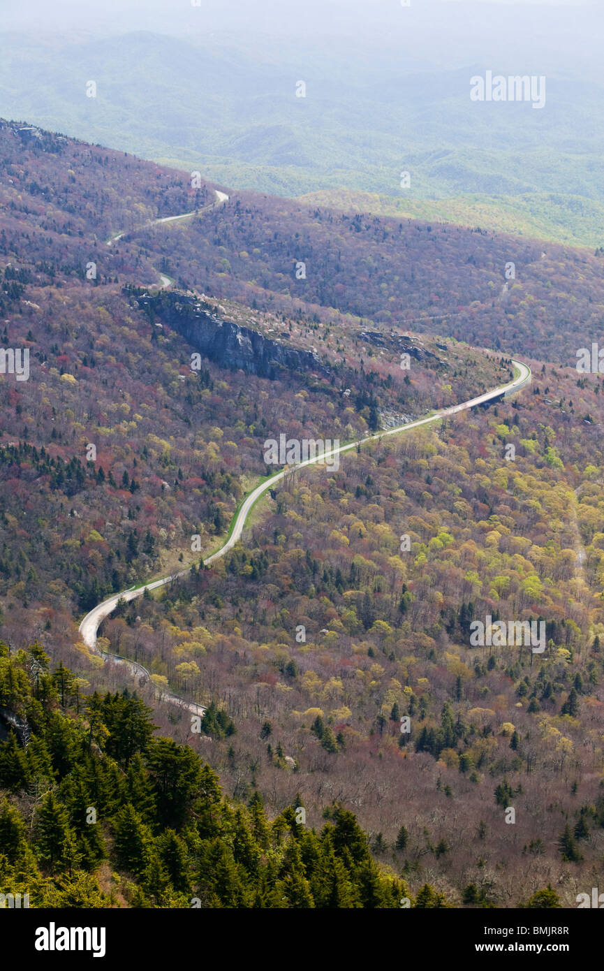 Route dans un paysage de montagne Banque D'Images