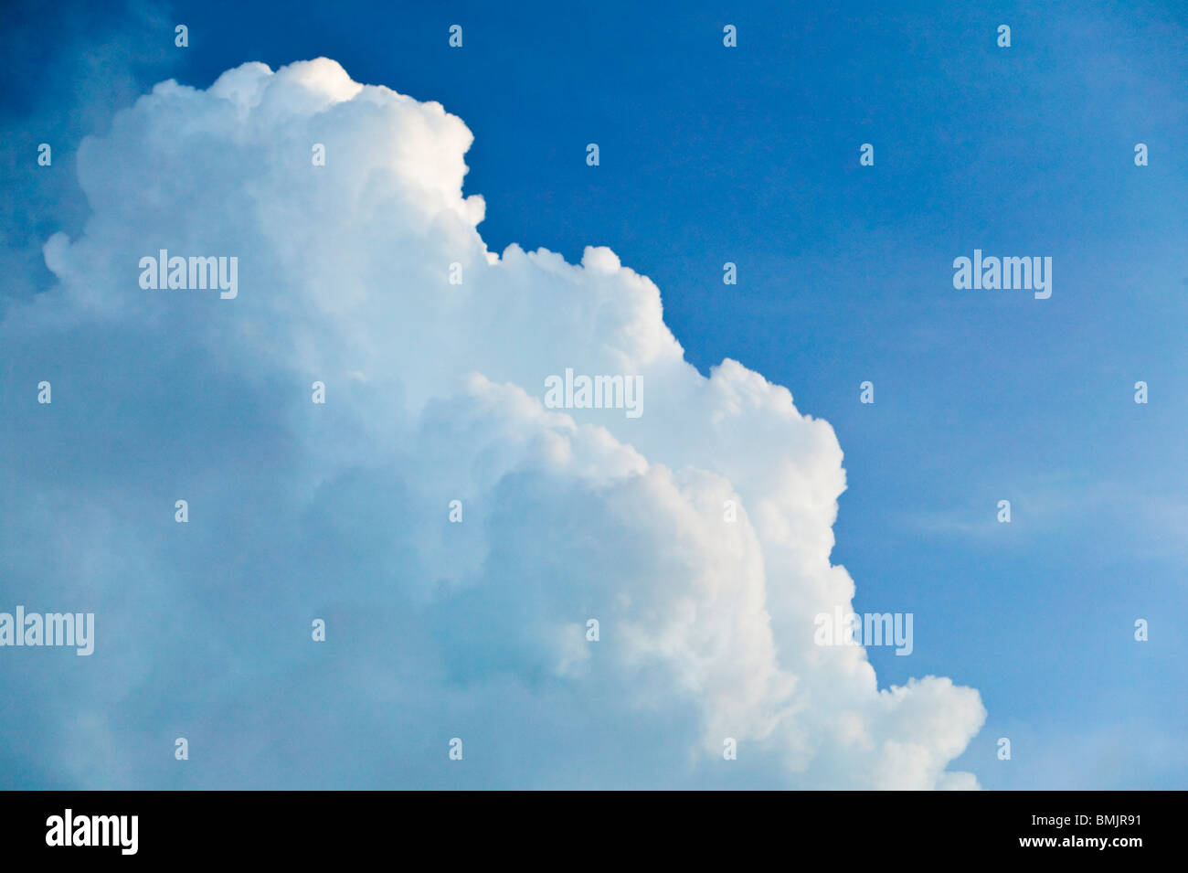 Les nuages blancs et un ciel bleu Banque D'Images