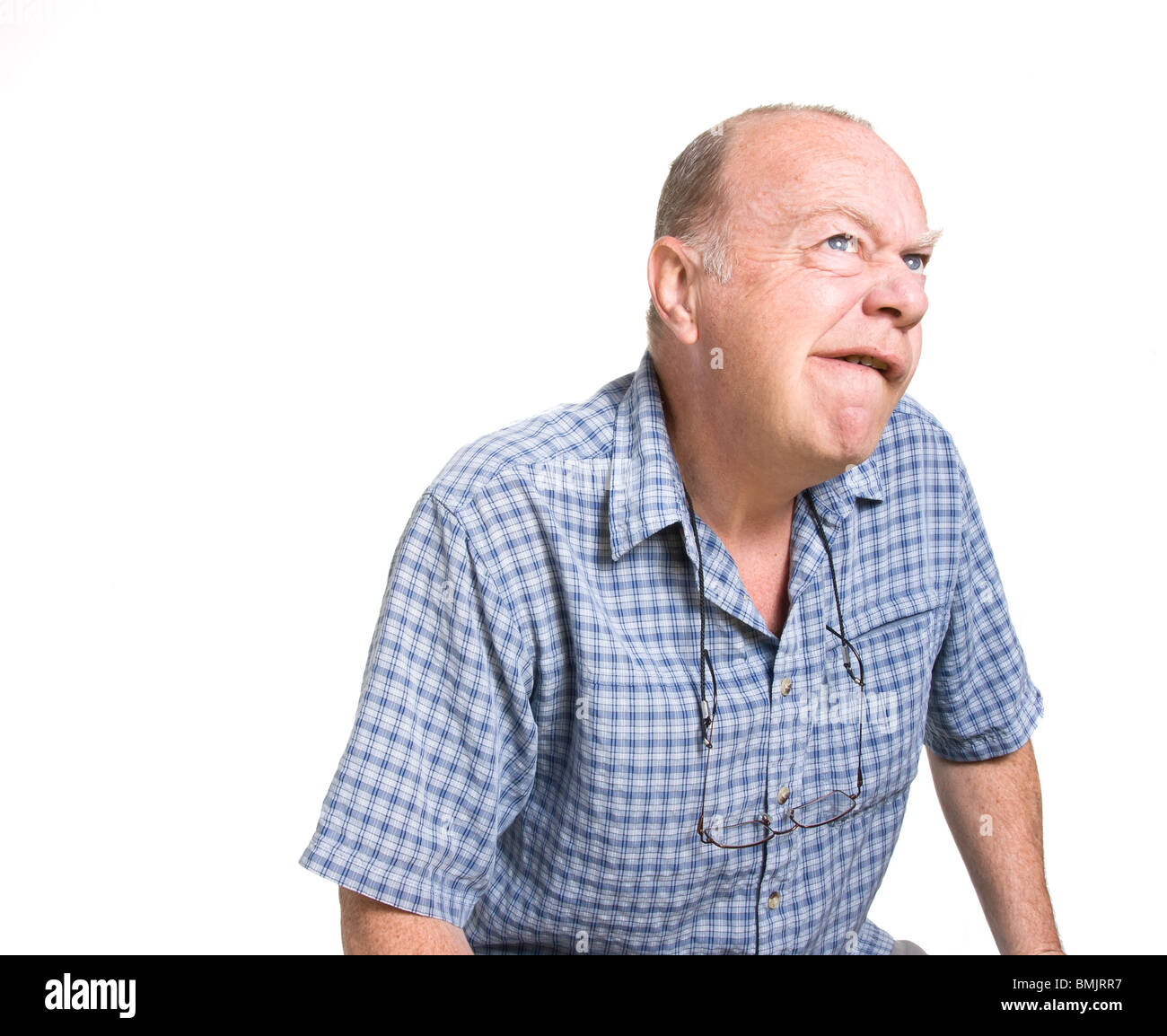 Vieil homme expressif isolé de la pensée contre l'arrière-plan blanc. Banque D'Images