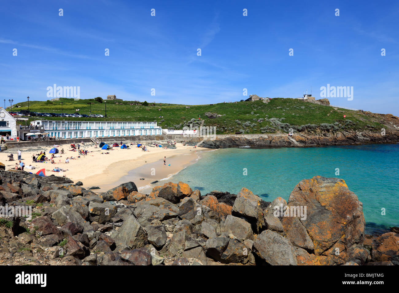 Porthgwidden Beach à St Ives sur une chaude journée d'été, Cornwall, Angleterre. Banque D'Images