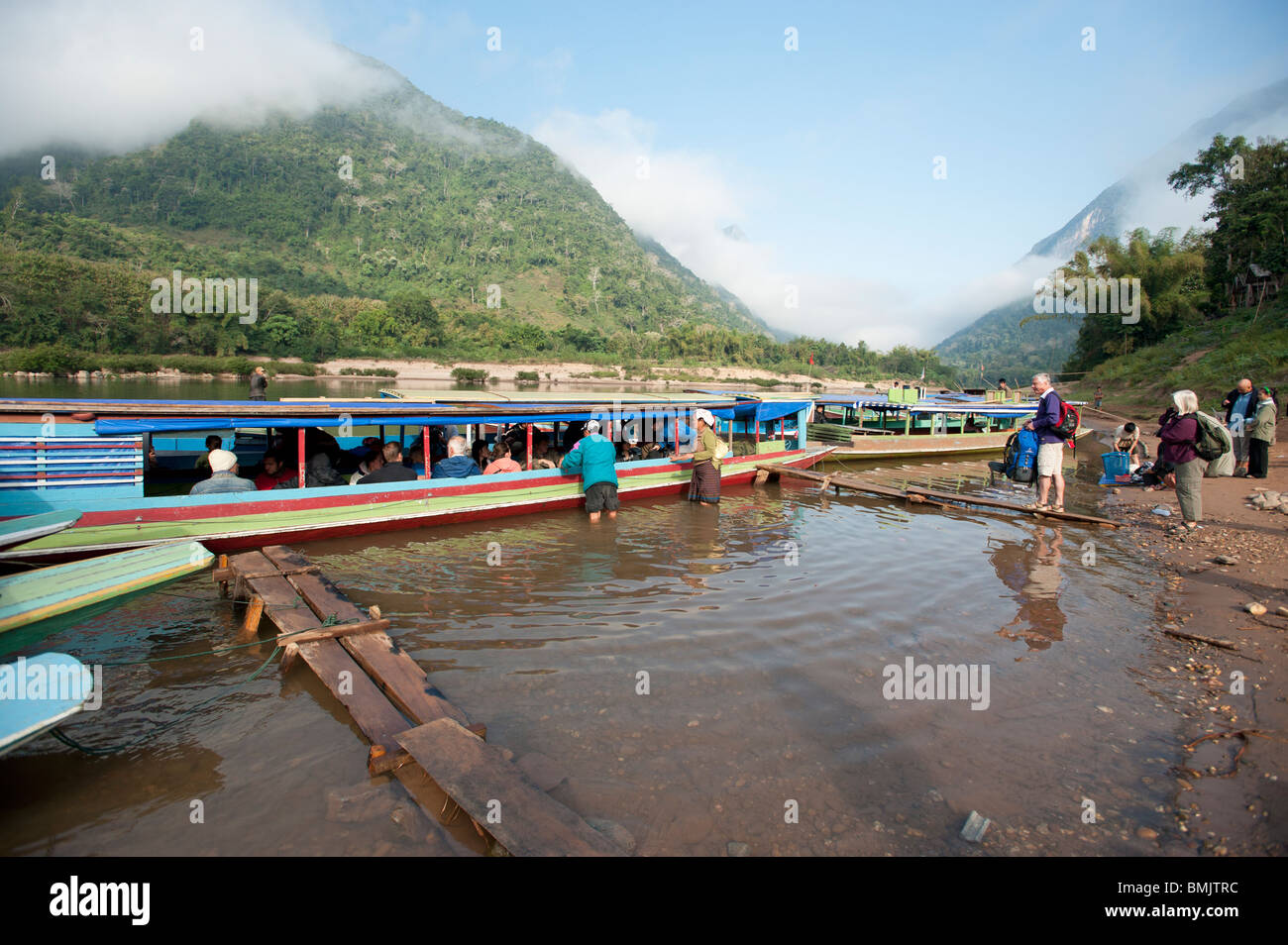 Les touristes à bord du bateau de Muang Ngoi dans le nord du Laos Banque D'Images