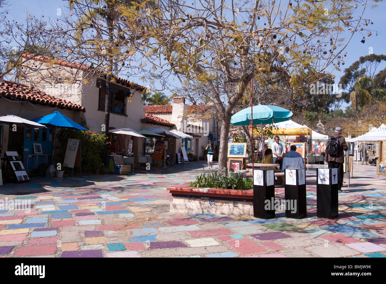 Boutiques et kiosques vendant les beaux-arts à Spanish Village Art Center de Balboa Park à San Diego, Californie Banque D'Images