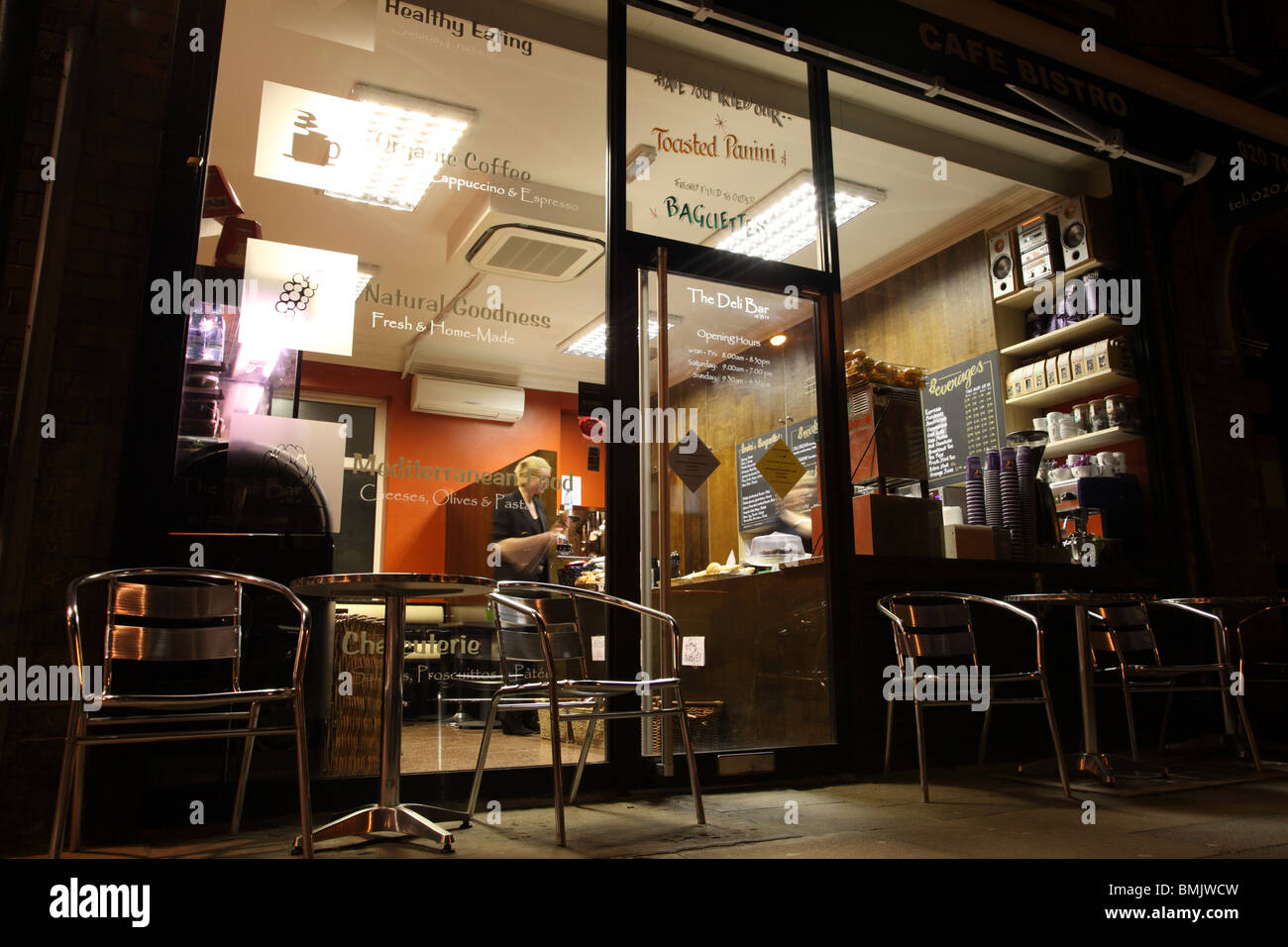 Vue de nuit sur un café à West Kensington, London, W14. Banque D'Images