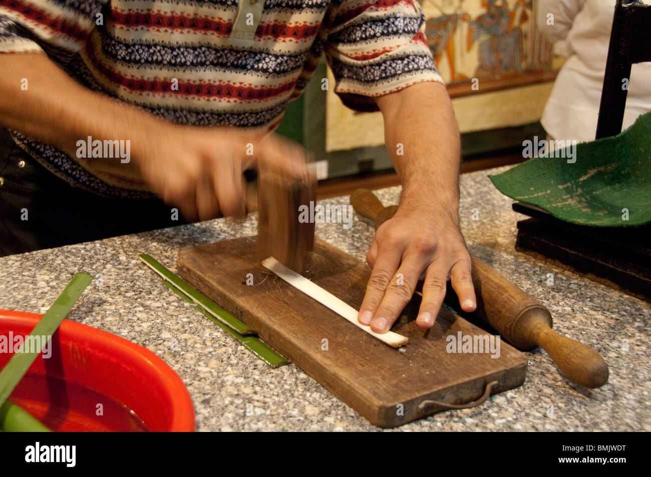 L'Egypte, Le Caire. Atelier papyrus traditionnels, démonstration de la façon de faire en papier de papyrus. Banque D'Images