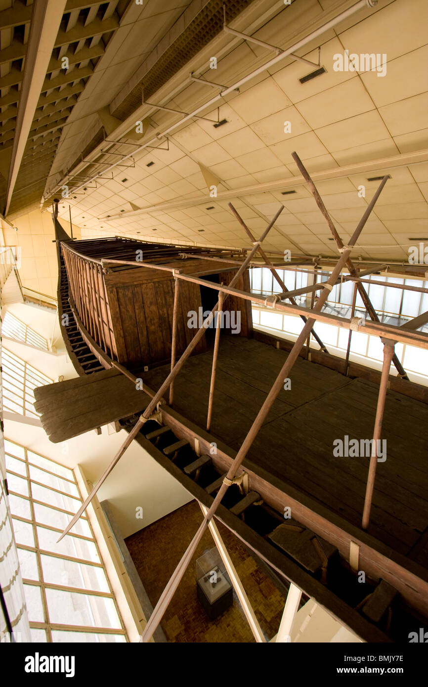 Khufu's bateau solaire à l'affiche au Musée de bateau solaire, Giza, Egypt, Egypte Banque D'Images
