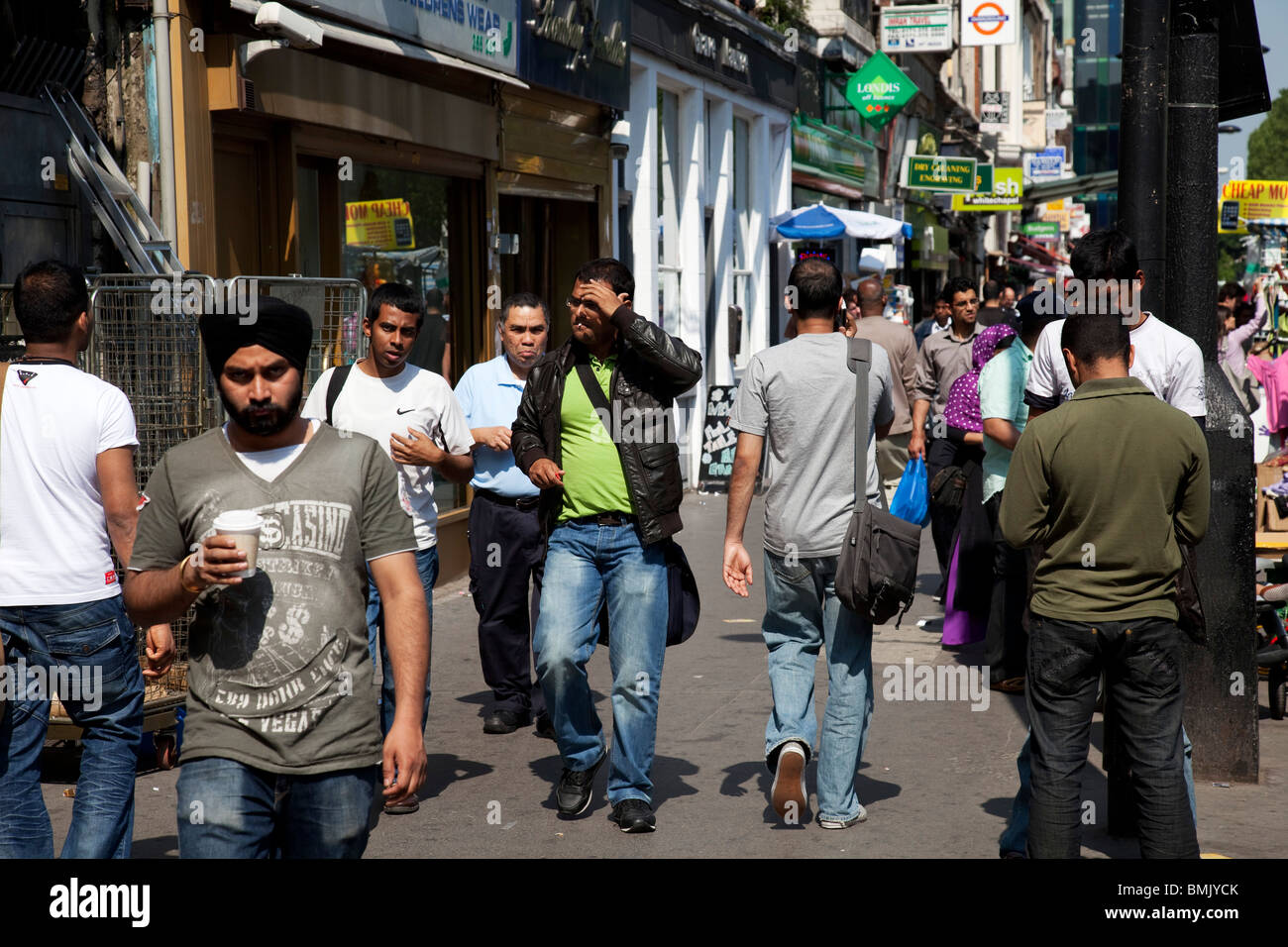 Les gens de différentes origines ethniques (principalement musulmans) autour du marché sur Whitechapel High Street à l'Est de Londres. Banque D'Images