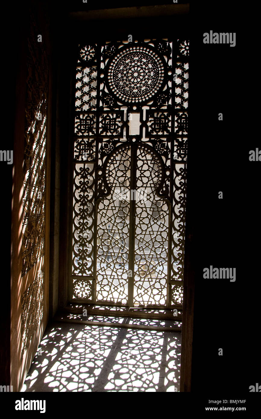 Dans la fenêtre Réseau Al-Rifai Mosquée, Le Caire, Al Qahirah, Egypte Banque D'Images