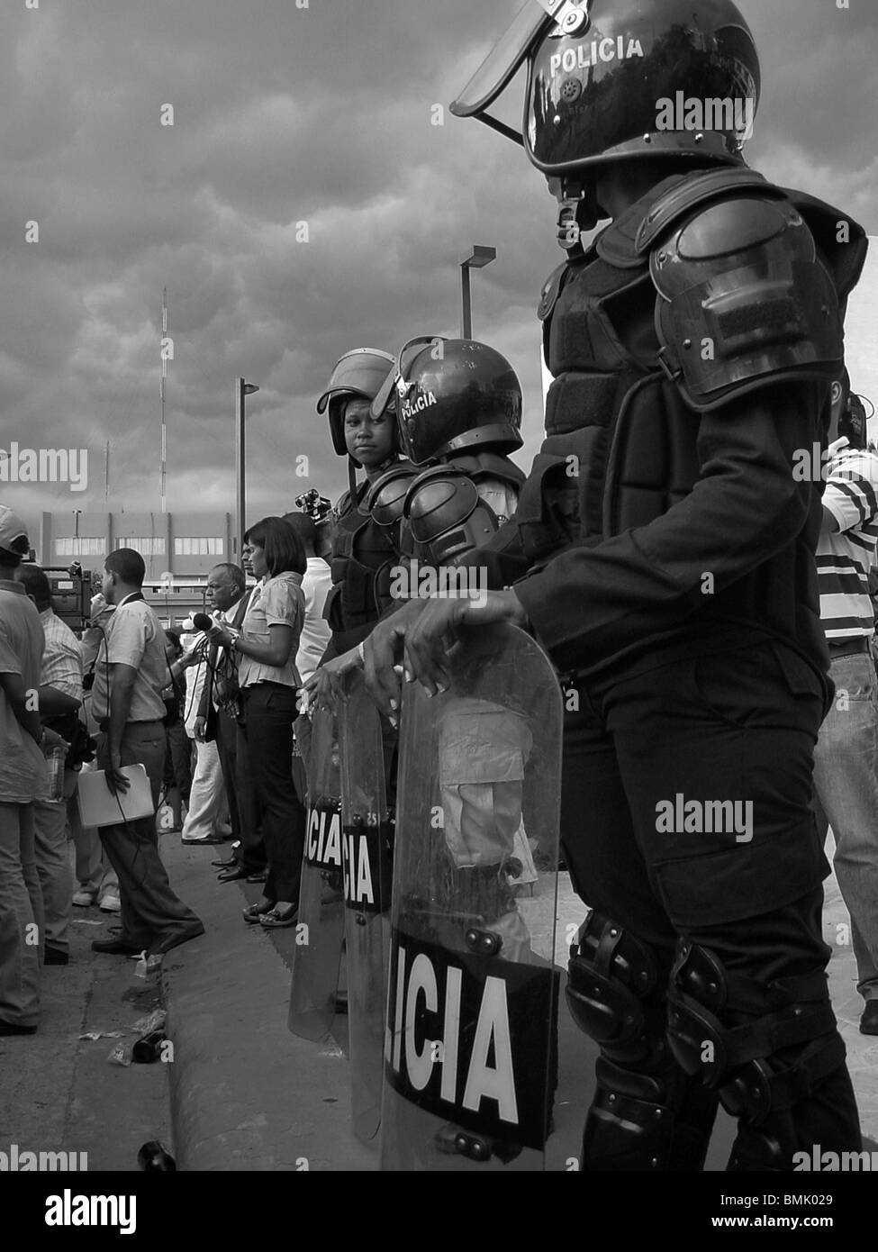 La police anti-émeute féminine lors d'une manifestation pro-avortement en République dominicaine contre 'article 30' qui a fait de l'avortement illégal. Banque D'Images