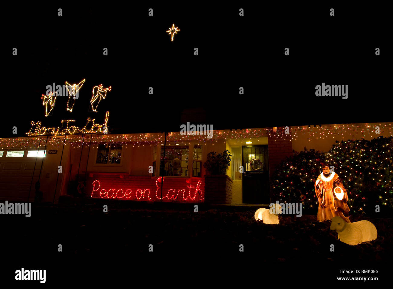Maison décorée avec des lumières de Noël Banque D'Images