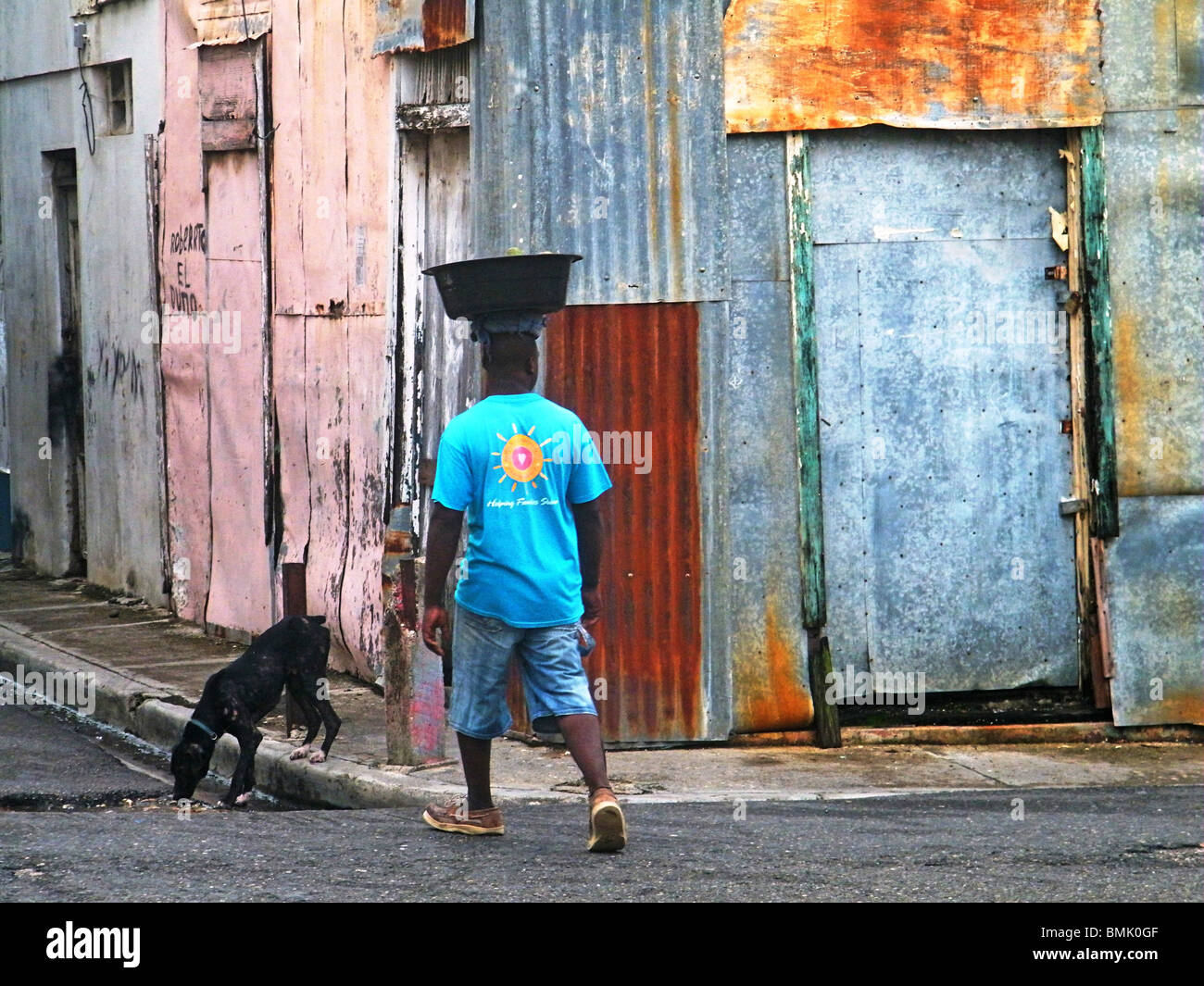Un homme marche dans un quartier pauvre de Puerto Plata, République Dominicaine Banque D'Images