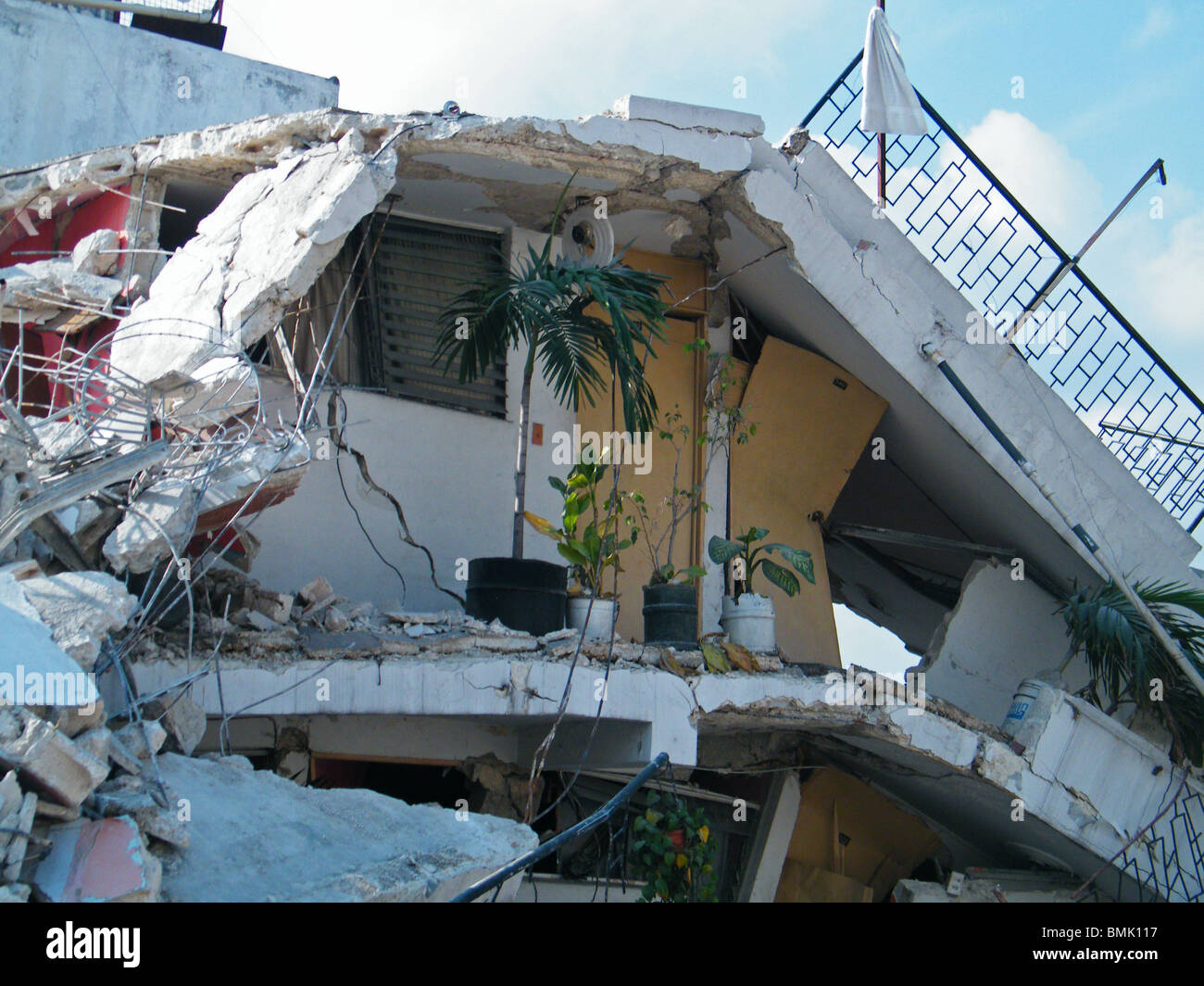 Un bâtiment endommagé dans le centre de Port-au-Prince après le séisme en Haïti Banque D'Images
