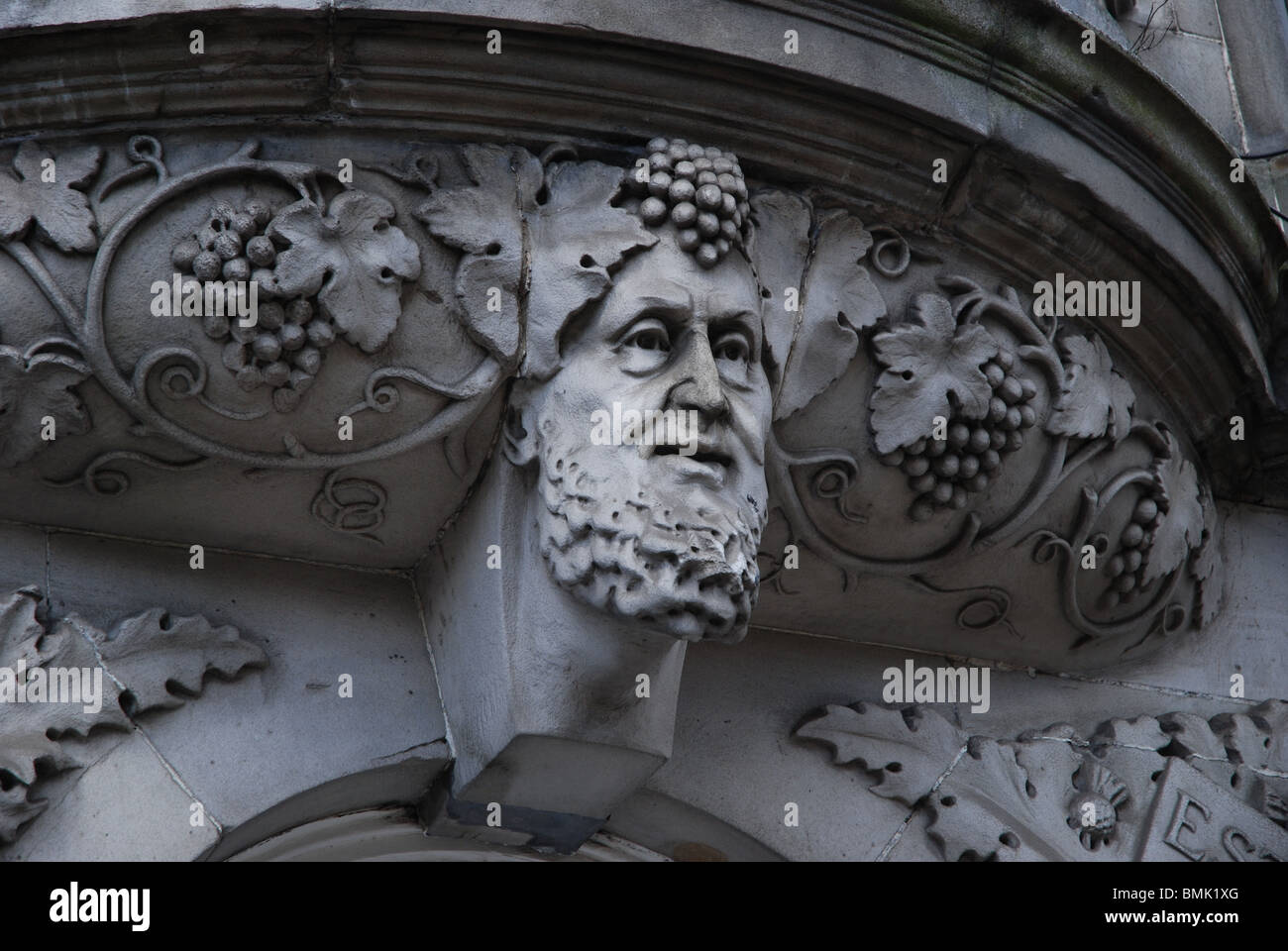 La tête de Bacchus, le dieu romain du vin et de l'intoxication, connu sous le nom de Dionysos Pour les Grecs, sur un bâtiment à Leith, Édimbourg. Banque D'Images