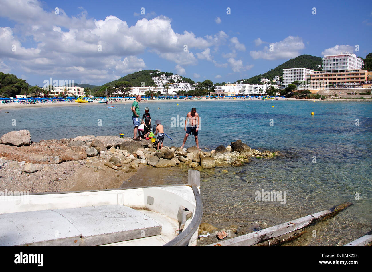 Vue sur la plage, Cala Llonga, Ibiza, Baléares, Espagne Banque D'Images