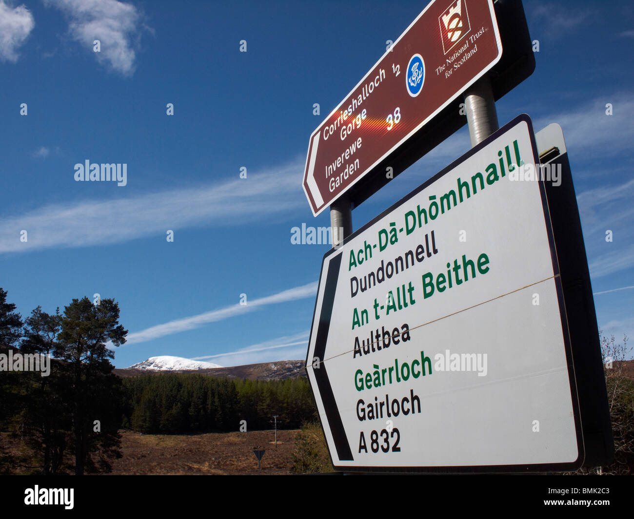 La signalisation routière gaélique à Braemore Junction, sur la A835 entre Inverness et Ullapool, Wester Ross, Nord Ouest de l'Ecosse Banque D'Images