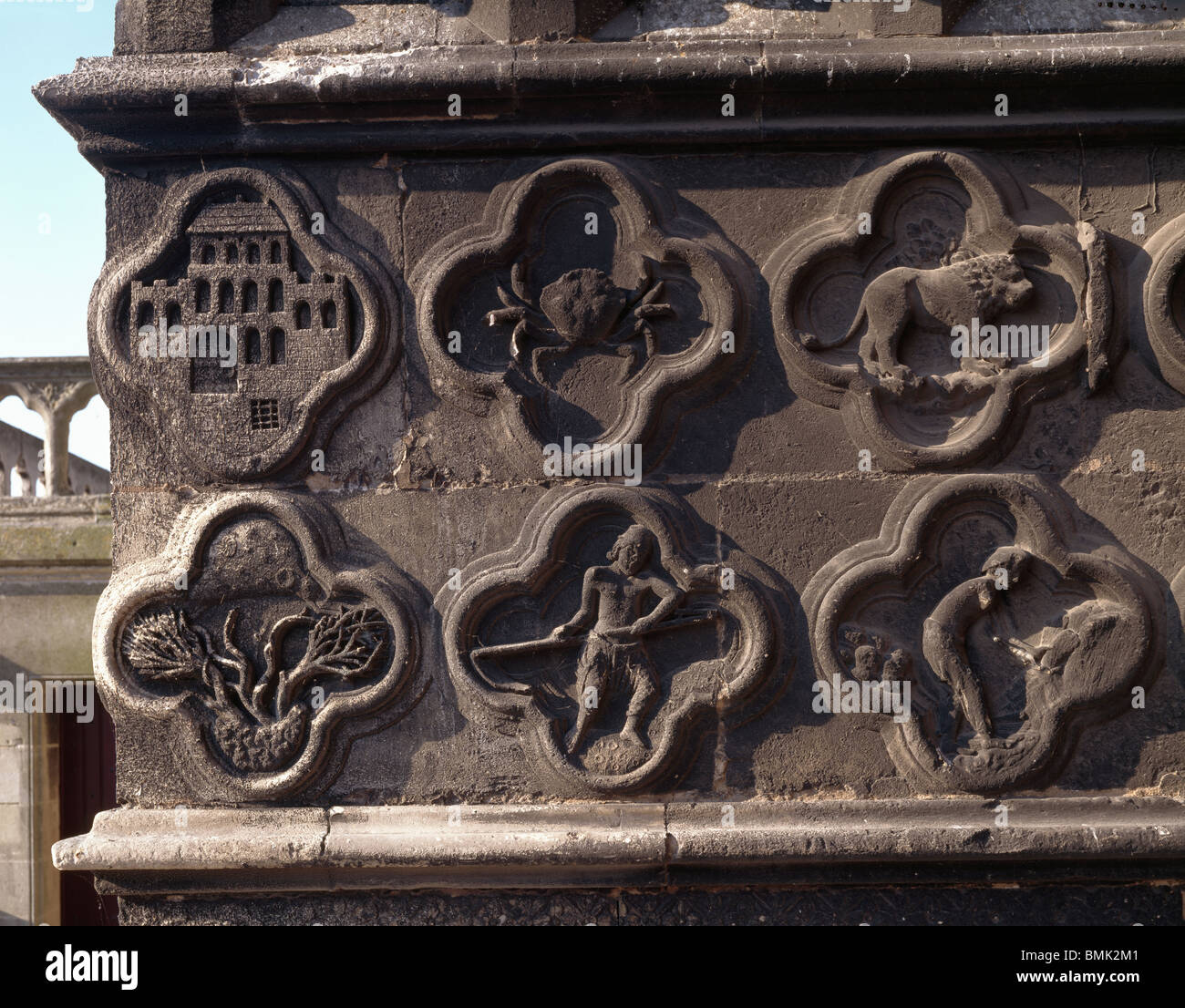 La cathédrale d'Amiens signes du zodiaque sur le portail nord de la façade ouest. Gothique français. 14e siècle. Banque D'Images
