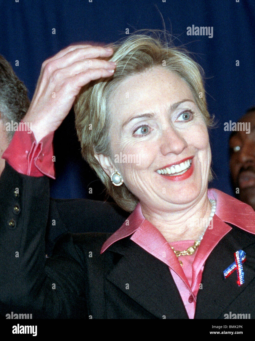 La Sénatrice de New York Hillary Clinton à l'endossement vert Ferrer-Mark Fernando le 19 octobre 2001. (© Richard B. Levine) Banque D'Images