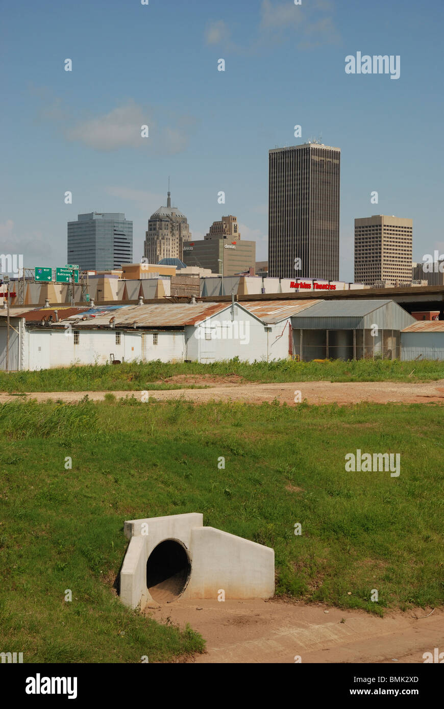 L'Oklahoma City skyline , New York, USA avec un collecteur d'eaux pluviales dans l'avant-plan. Banque D'Images
