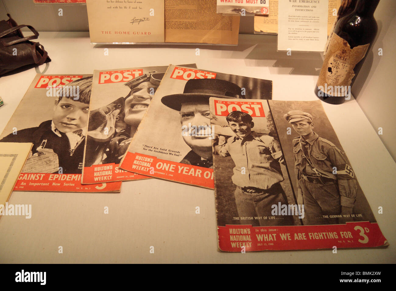 Une guerre mondiale 2 sélection de magazines "Photo Post' sur l'affichage à l'Imperial War Museum North, Salford, Manchester, Royaume-Uni. ISO400 Banque D'Images